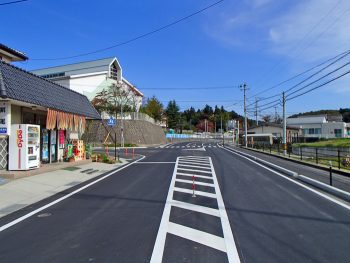 今回は白岩小学校近くの交差点周辺を改良する工事でした。<br />
小学校も近いため、事故が起こらないようしっかり整備を行いました。<br />
